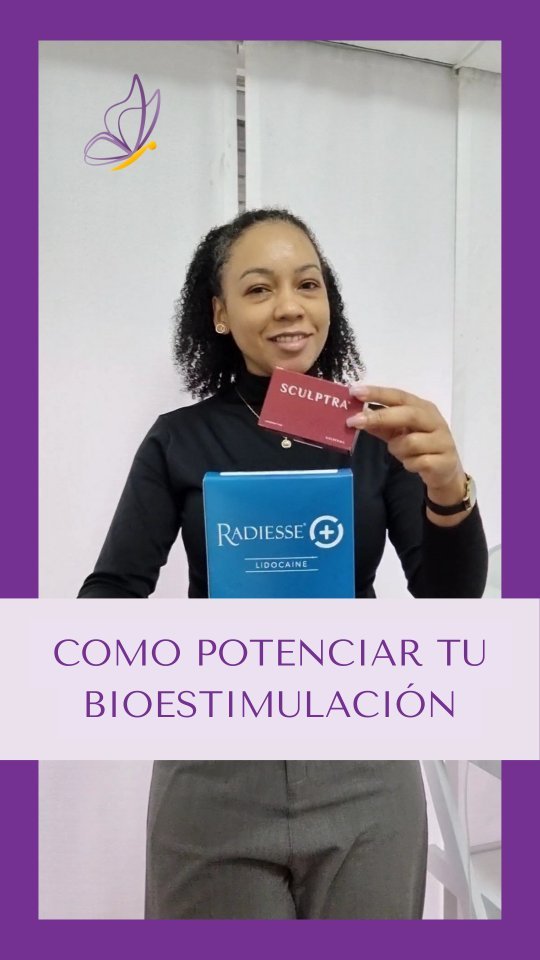 La Dra. Haylen Solarte sonríe en su consultorio con una caja de Sculptra y otra de Radiesse en las manos