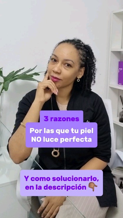 La Dra. Haylen Solarte sentada en su consultorio, con una planta y estantes de productos detrás