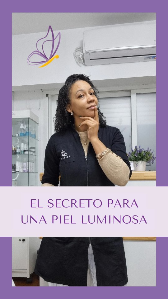La Dra. Haylen Solarte en su consultorio, delante de la vitrina de productos y una planta de lavanda